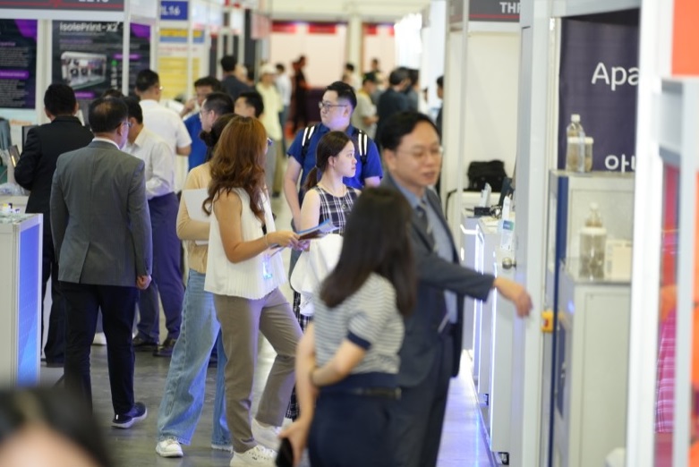 2026年新加坡亚洲医疗器械制造展览会MEDICAL MANUFACTURING ASIA展馆现场,专业观众参观实况