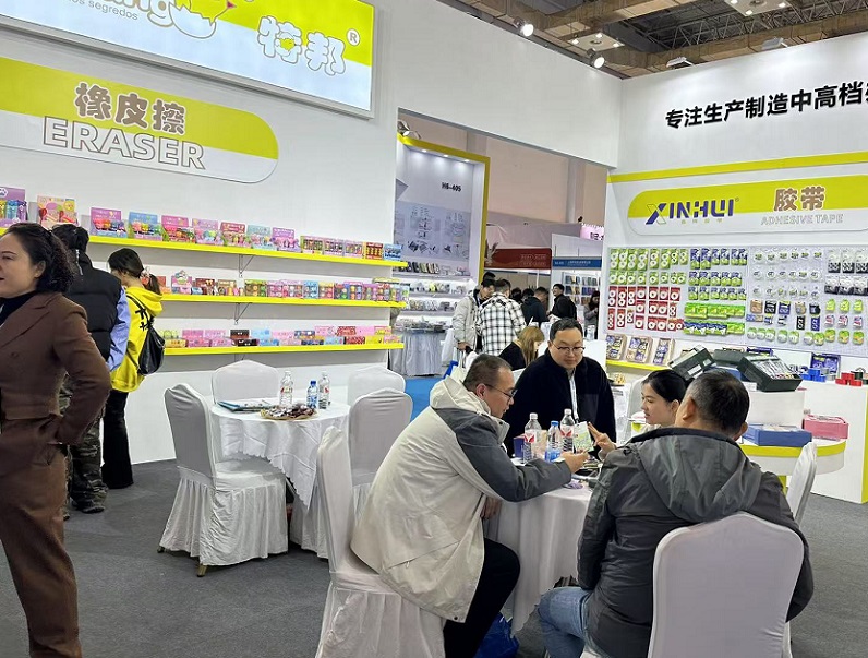 2027年宁波国际文具礼品展-宁波文具展CNISE参展商与海外采购商展台洽谈现场