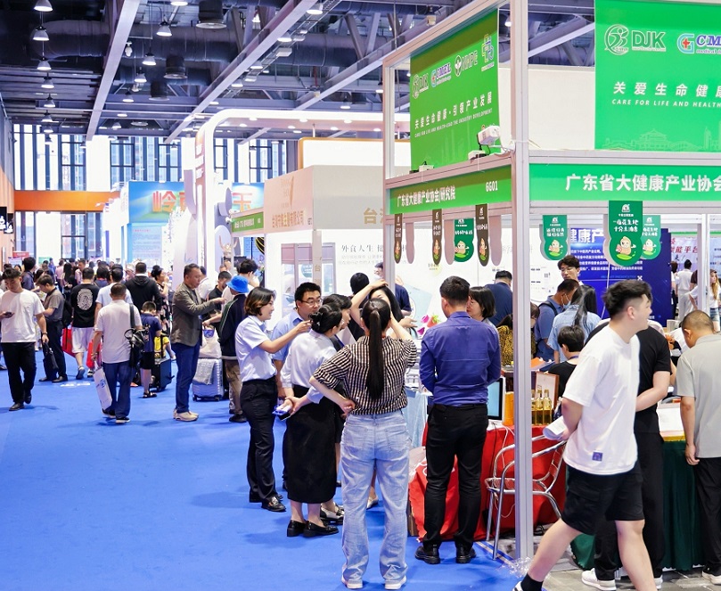 2027年广州天然植物提取及健康原料产业博览会NHPE参展商与海外采购商展台洽谈现场
