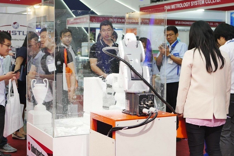 2027年泰国曼谷工业机械制造展览会Manufacturing Expo参展商与海外采购商展台洽谈现场