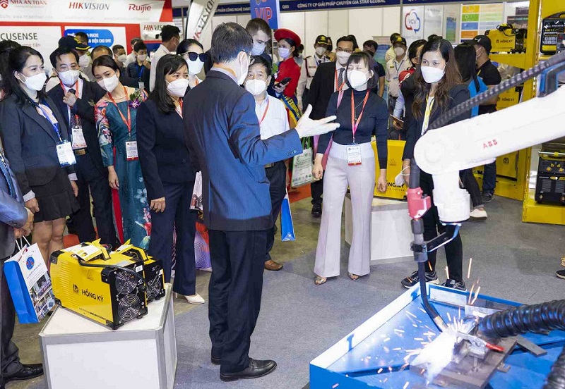2027年越南河内工业机械及机床金属加工展览会VINAMAC EXPO参展商与海外采购商展台洽谈现场