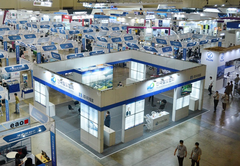 2027年韩国釜山轨道交通展览会RailLog Korea参展商与海外采购商展台洽谈现场
