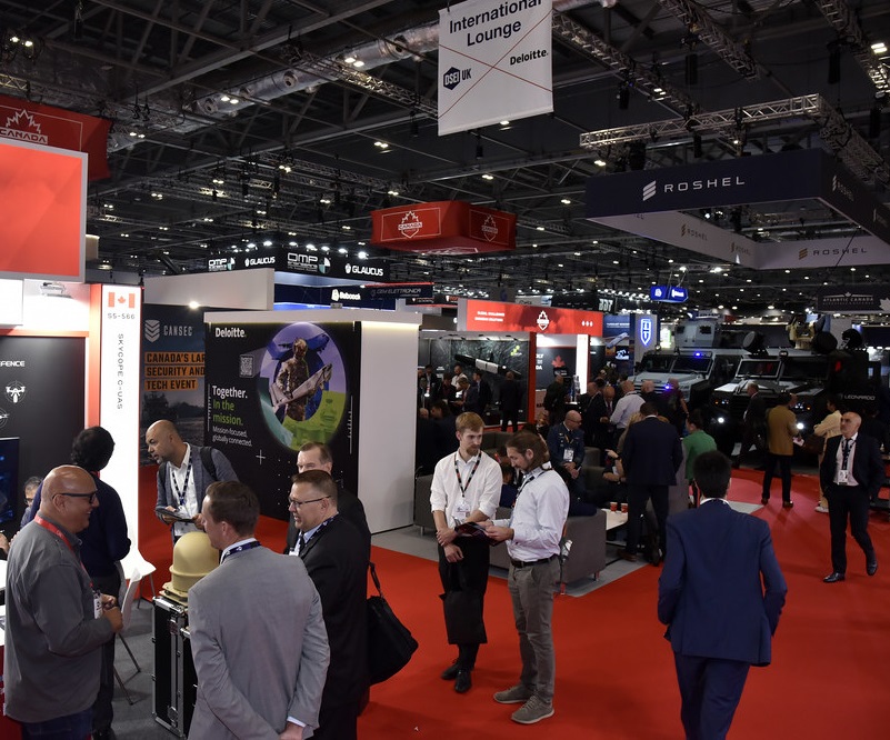 2027年德国汉诺威国防、军警展览会DSEI Germany展馆现场,专业观众参观实况