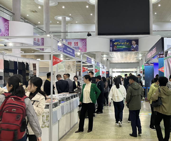 2027年朝鲜平壤春季国际商品展览会North Korean Commodity Exhibition参展商与海外采购商展台洽谈现场