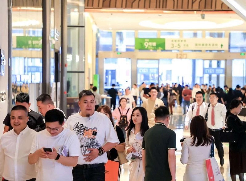 2027年东莞设计周DDWDongguan Design Week展馆现场，专业观众参观实况