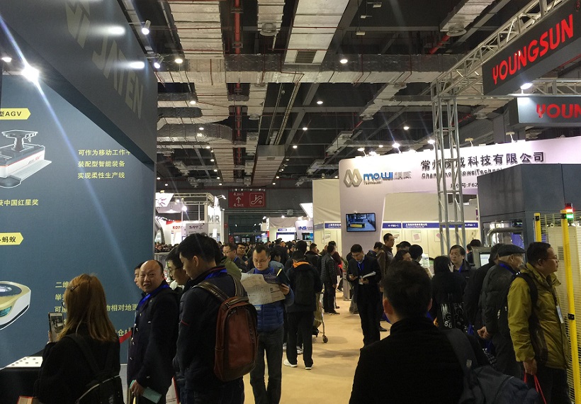 2027年上海国际AGV小车与智能仓储展览会AGV CHINA展馆现场，专业观众参观实况