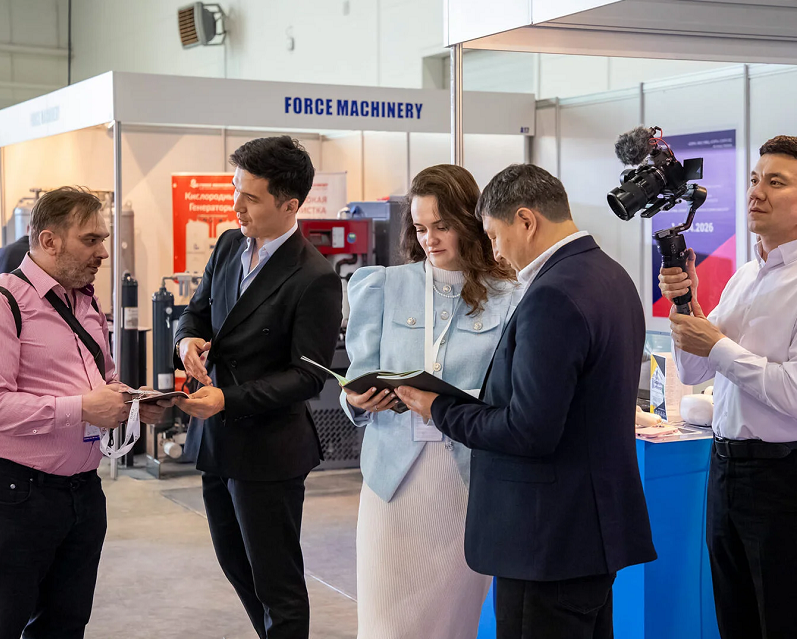 2027年哈萨克斯坦工业及金属加工展览会Kazakhstan Machinery Fair 参展商与海外采购商展台洽谈现场