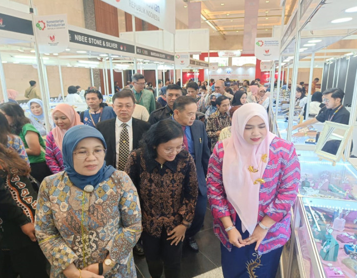 2026年印尼泗水珠宝展览会Jakarta International Jewellery Fair参展商与海外采购商展台洽谈现场