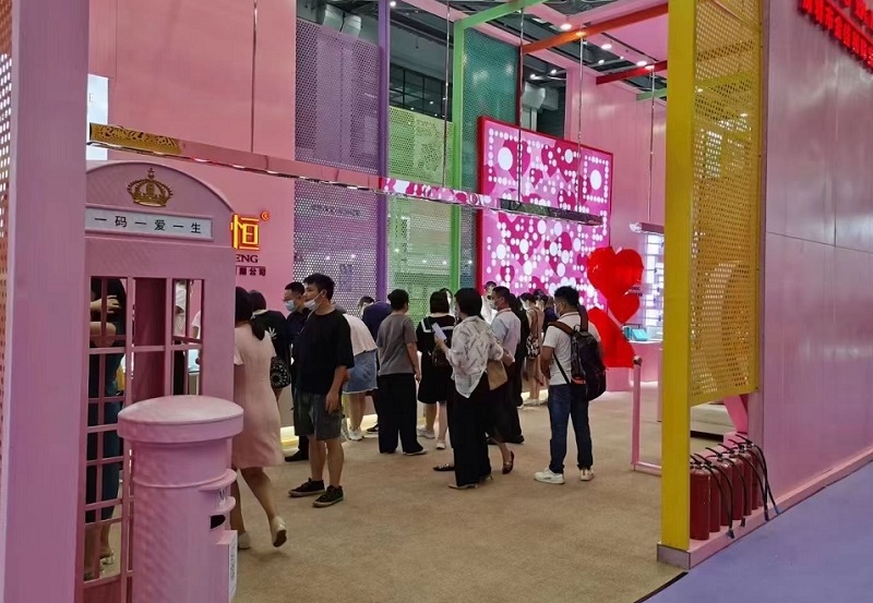 2026年深圳国际珠宝展览会Shenzhen International Jewelry Fair参展商与海外采购商展台洽谈现场
