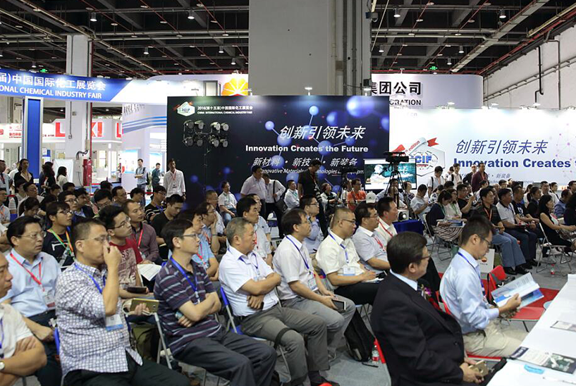 2027年中国(上海)国际橡胶技术展览会RubberTech参展商与海外采购商展台洽谈现场