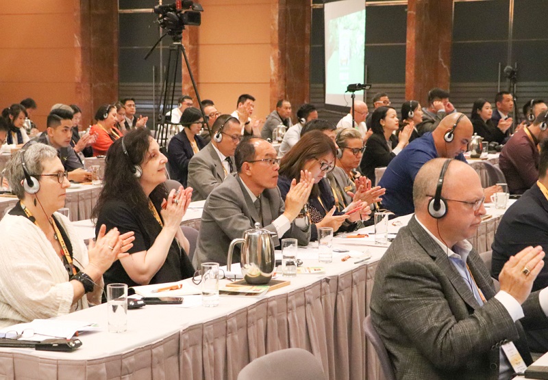 2027年香港亚洲殡仪及墓园博览暨会议AFE展馆现场，专业观众参观实况