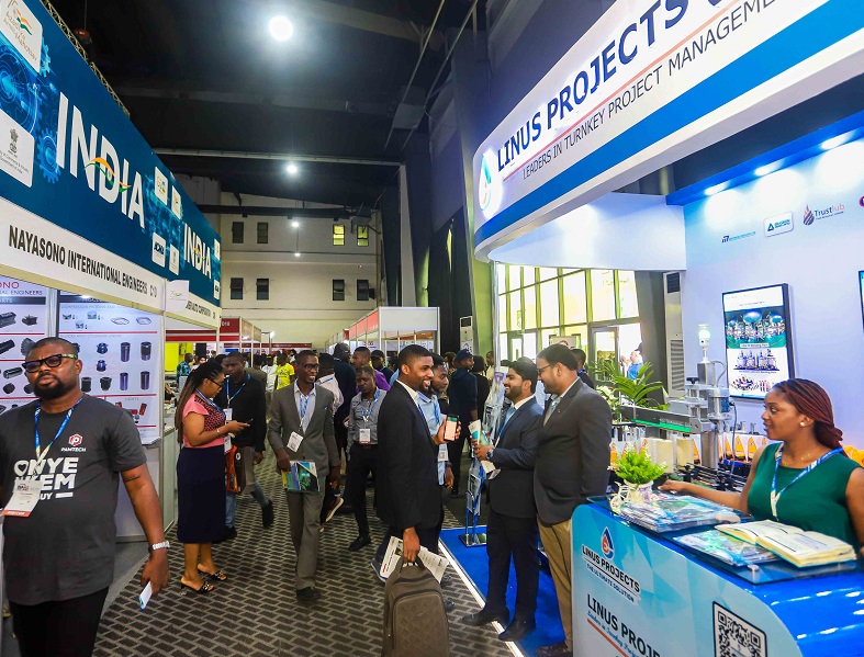 2027年尼日利亚西非汽配展览会West Africa Automotive Show参展商与海外采购商展台洽谈现场
