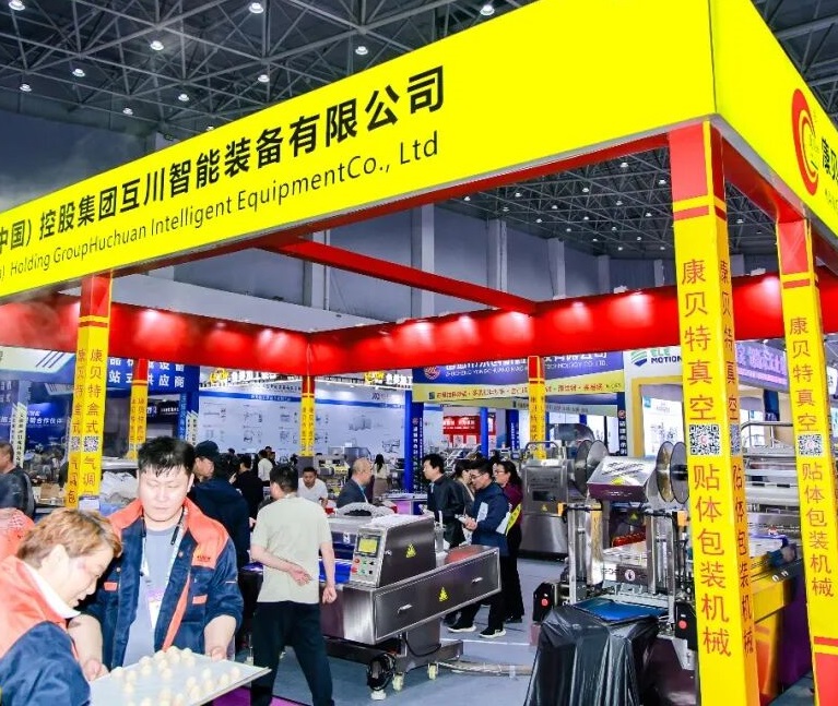 2027年良之隆武汉食材展CFTF参展商与海外采购商展台洽谈现场