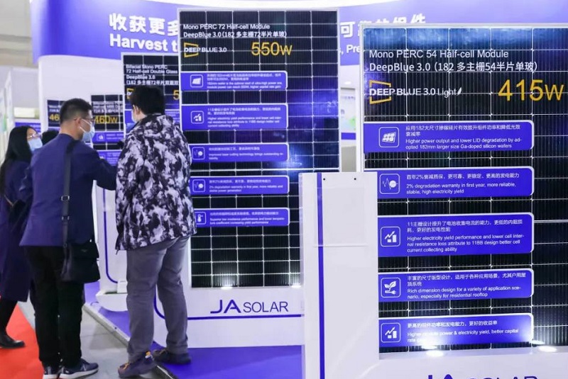 2027年中国(北京)国际清洁能源博览会CEECClean Energy Expo China参展商与海外采购商展台洽谈现场