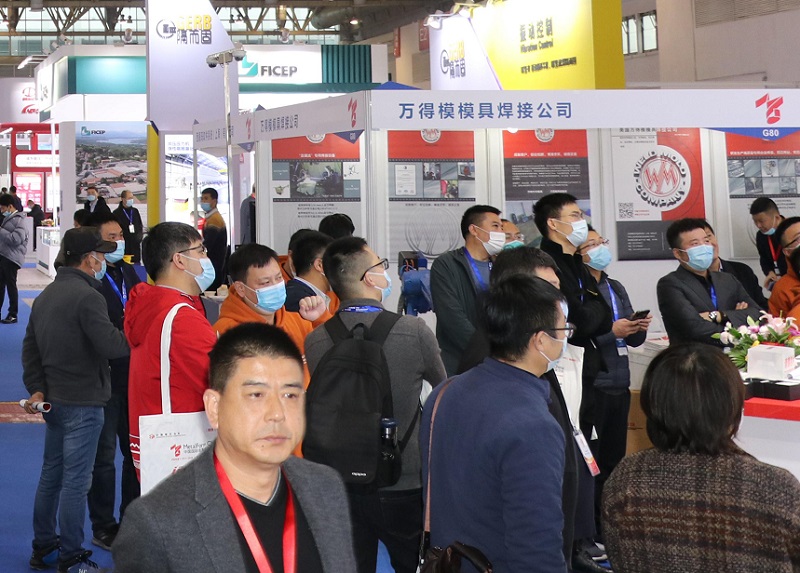 2027年中国（上海）国际金属成形展览会MetalForm China参展商与海外采购商展台洽谈现场