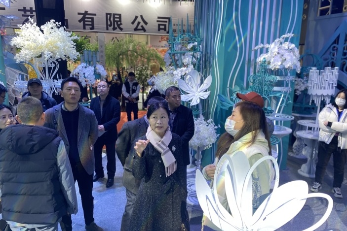2027年全国婚庆道具、喜庆用品、仿真花交易会WFDF展馆现场,专业观众参观实况