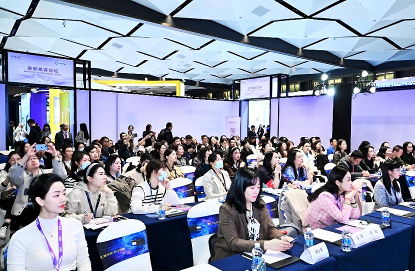 2026年泰国曼谷美容抗衰老医学大会展览会AMWC参展商与海外采购商展台洽谈现场