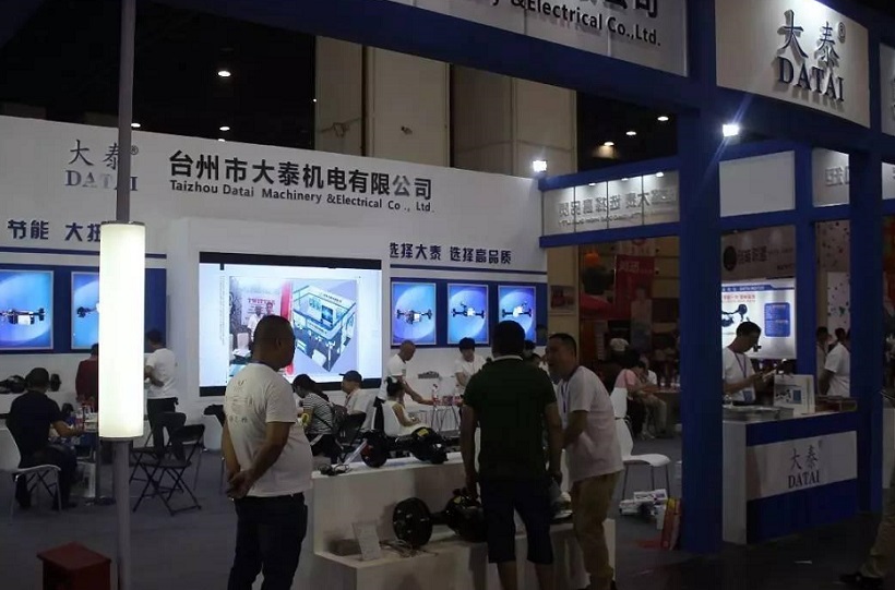 2026年郑州电动车、自行车及新能源汽车展Zhengzhou Electric Car Show参展商与海外采购商展台洽谈现场