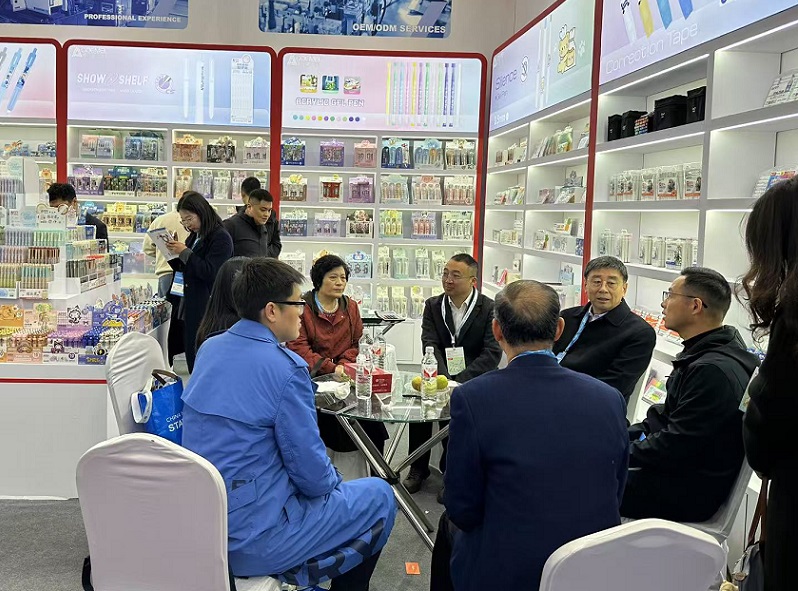 2027年宁波国际文具礼品展-宁波文具展CNISE参展商与海外采购商展台洽谈现场