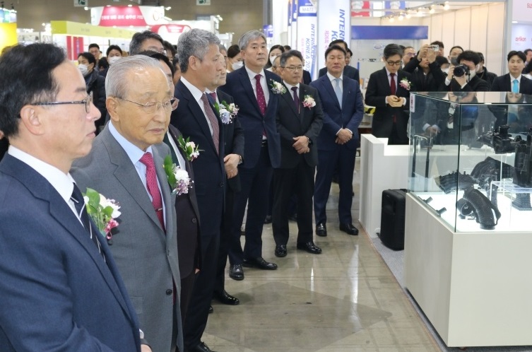 2027年韩国首尔模具展览会INTERMOLD KOREA展馆现场，专业观众参观实况
