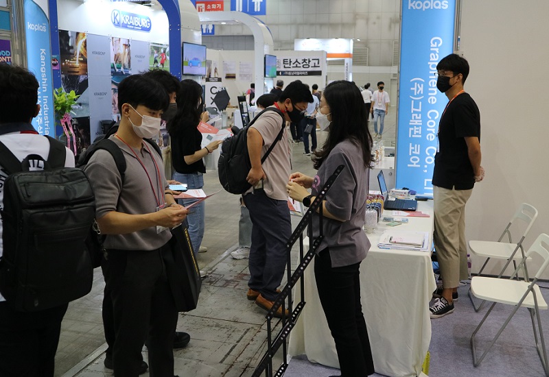 2027年韩国首尔塑料橡胶展览会KOPLASKOPLAS参展商与海外采购商展台洽谈现场