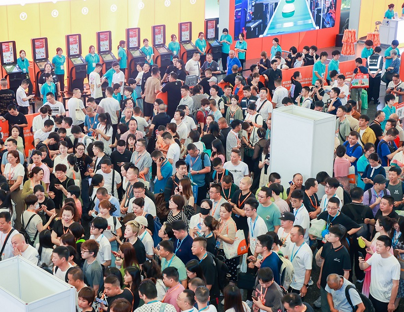 2027年中国日用百货商品交易会-上海百货会Shanghai Department Store Fair展馆现场,专业观众参观实况