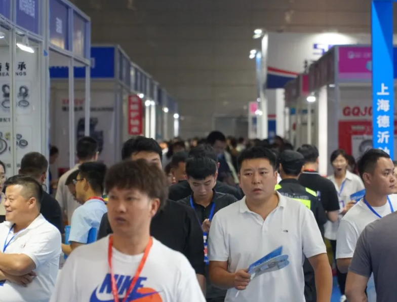 2027年无锡太湖国际机床及智能工业装备产业展WIIE展馆现场,专业观众参观实况