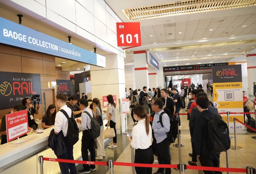 2027年泰国曼谷铁路及轨道交通展览会Asia Pacific Rail参展商与海外采购商展台洽谈现场