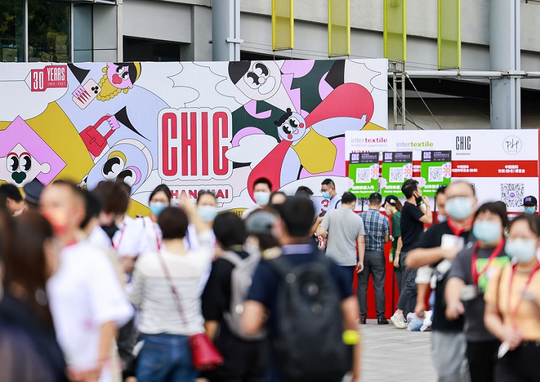 2026年上海国际服装服饰展览会秋季CHIC展馆现场,专业观众参观实况