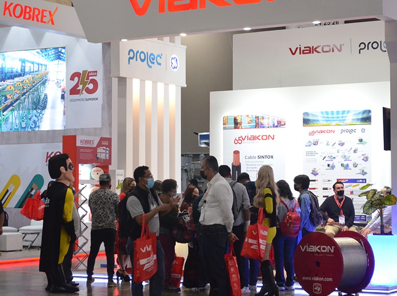 2027年墨西哥电力能源、照明、太阳能光伏展览会Expo Electrica Solar参展商与海外采购商展台洽谈现场