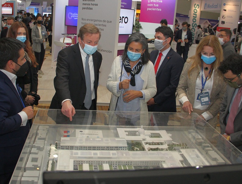 2026年智利医疗设备及实验室展览会EXPO SALUD展馆现场，专业观众参观实况