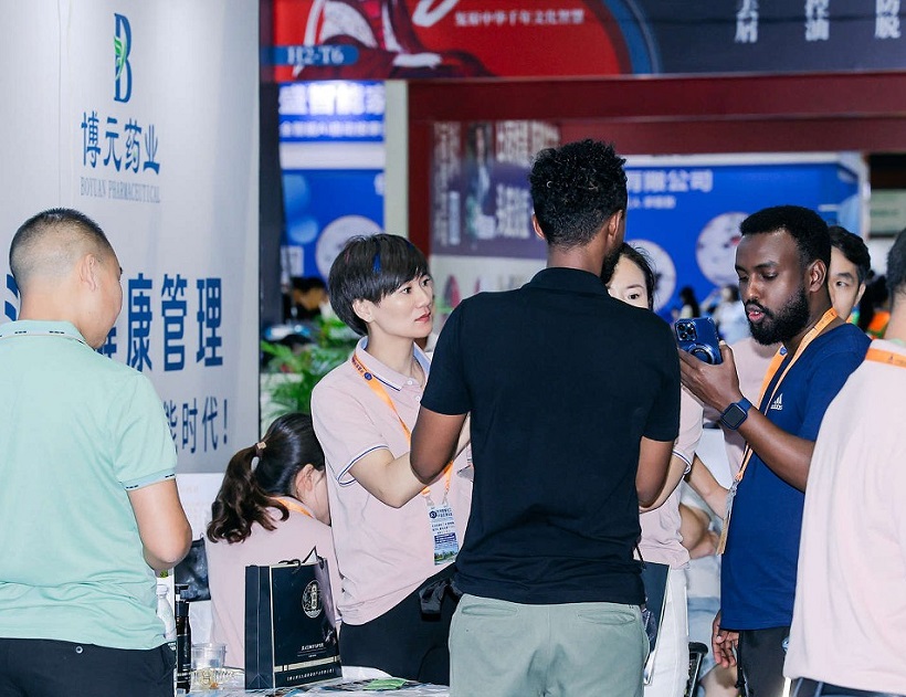 2027年广州美发用品展-中国发博会CHINA HAIR EXPO参展商与海外采购商展台洽谈现场