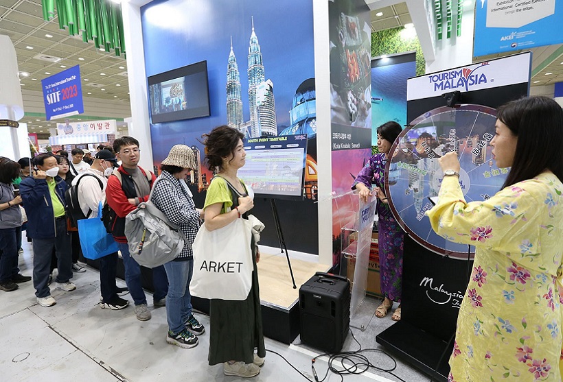 2027年韩国首尔旅游展览会KITS参展商与海外采购商展台洽谈现场