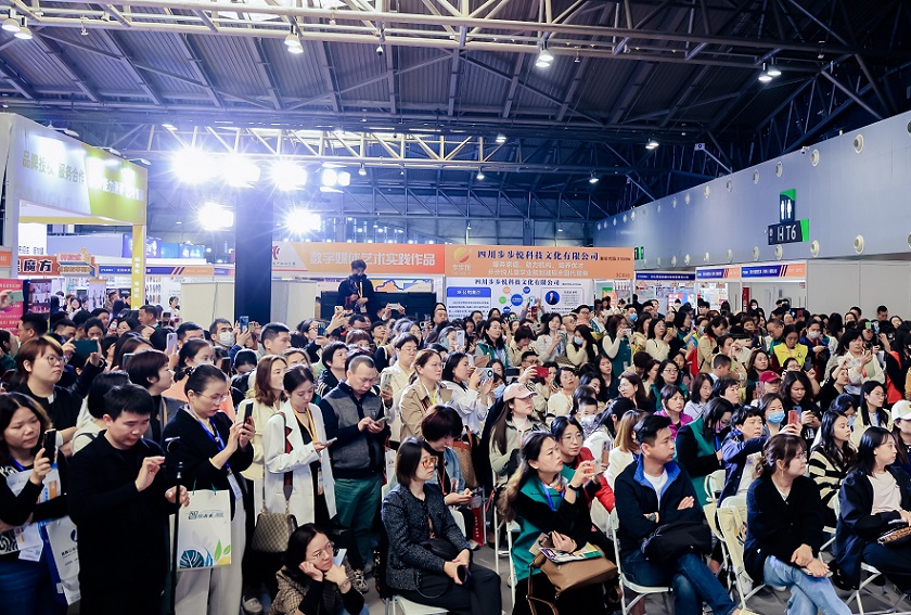 2026年中国(武汉)素质教育博览会CCE展馆现场,专业观众参观实况