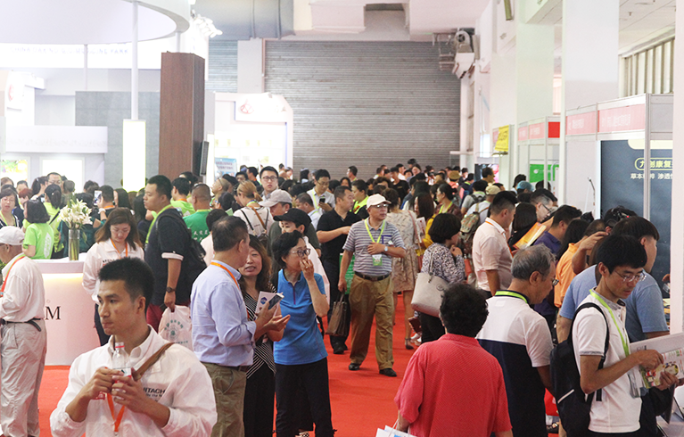 2027年深圳中医药健康服务与供应链展TCM HEALTH EXPO展馆现场,专业观众参观实况