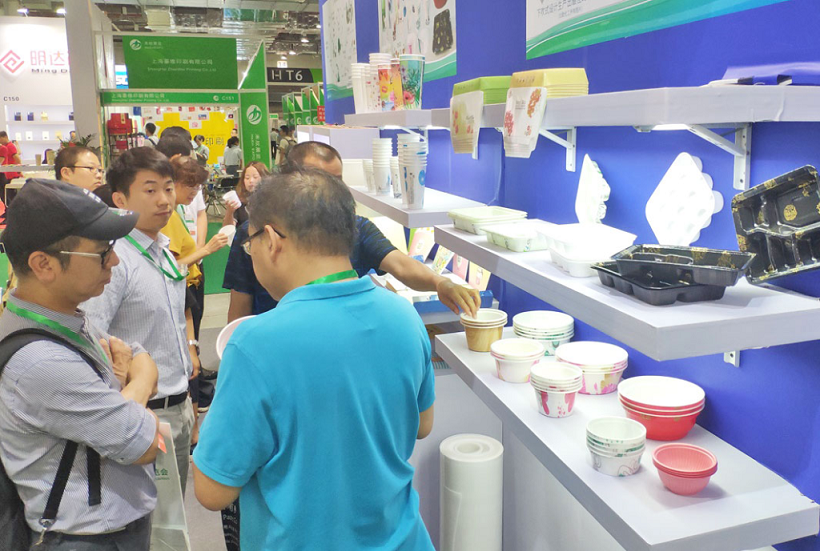 2027年上海国际智能包装工业展览会INTPAK展馆现场，专业观众参观实况