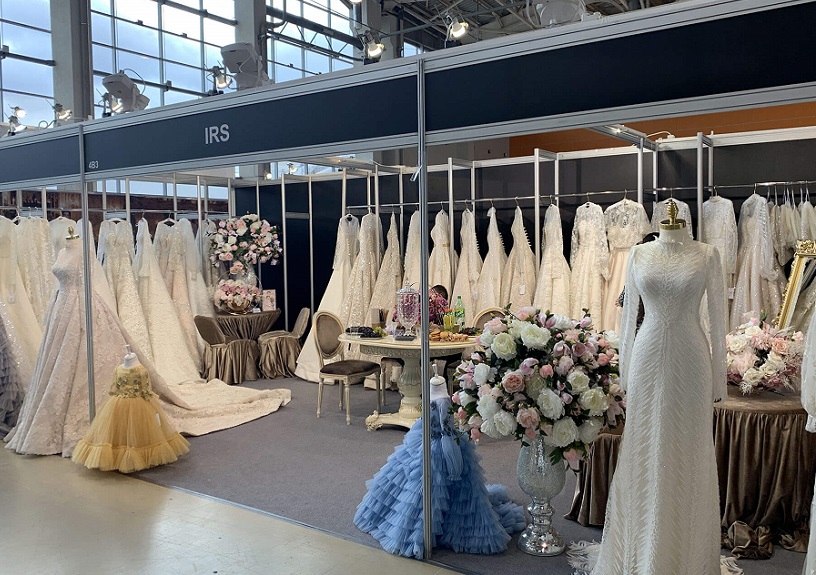 2027年俄罗斯莫斯科婚纱展览会WEDDING FASHION参展商与海外采购商展台洽谈现场