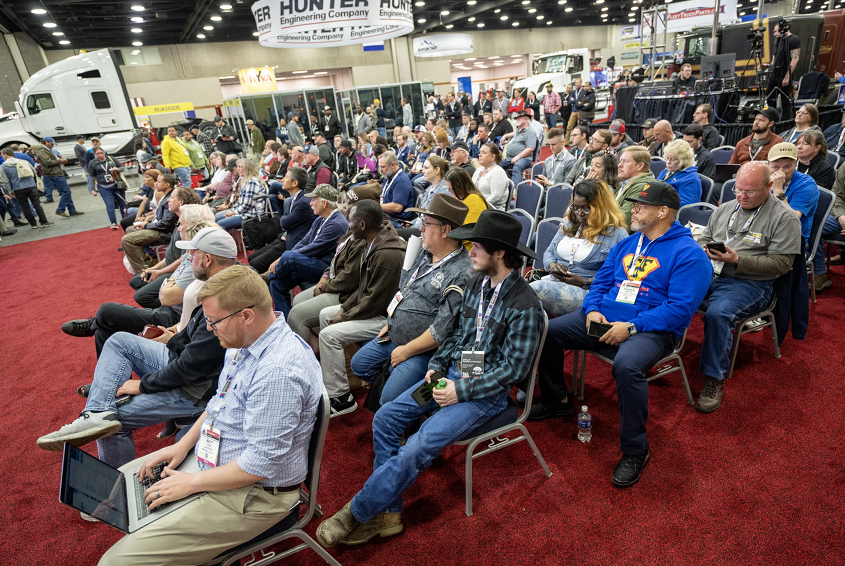 2027年美国路易斯维尔中部卡车展览会MATSMid America Trucking Show参展商与海外采购商展台洽谈现场