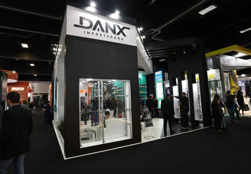 2027年墨西哥消费电子及家电展览会Electronics & Home Mexico参展商与海外采购商展台洽谈现场