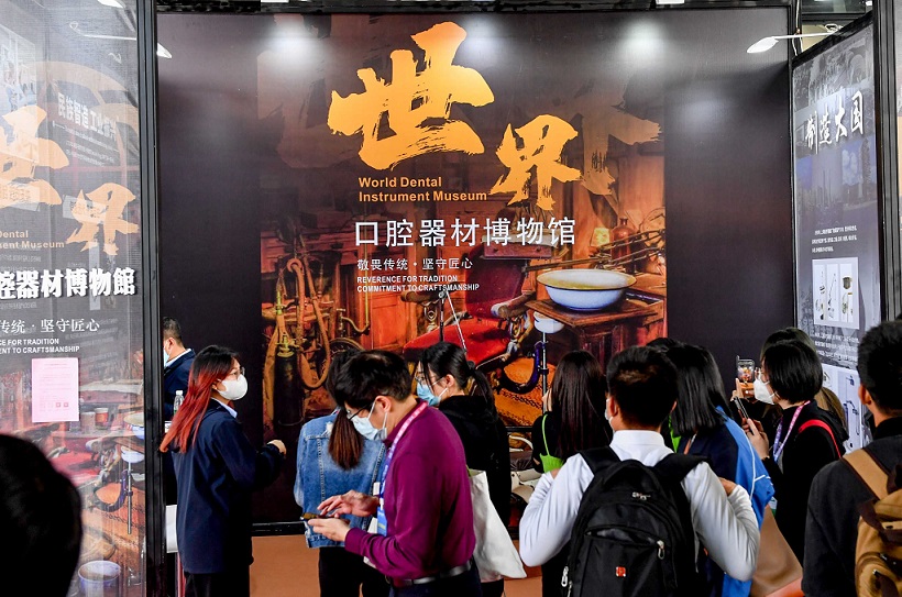 2027年广州华南国际口腔展览会Dental South China参展商与海外采购商展台洽谈现场