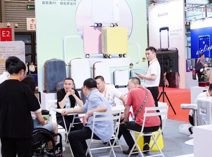 2027年中国（上海）国际箱包展览会SHANGHAI BAG SHOW展馆现场，专业观众参观实况