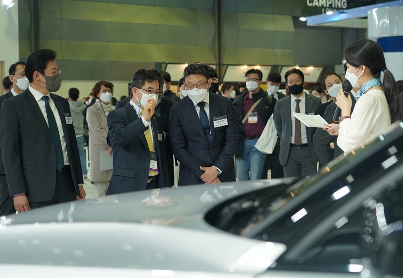 2027年韩国首尔新能源电动车展EV Trend Korea展馆现场,专业观众参观实况