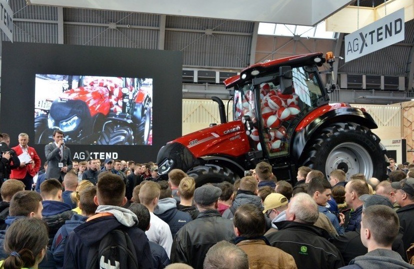 2027年波兰农业及农业机械展览会AGROTECH展馆现场，专业观众参观实况