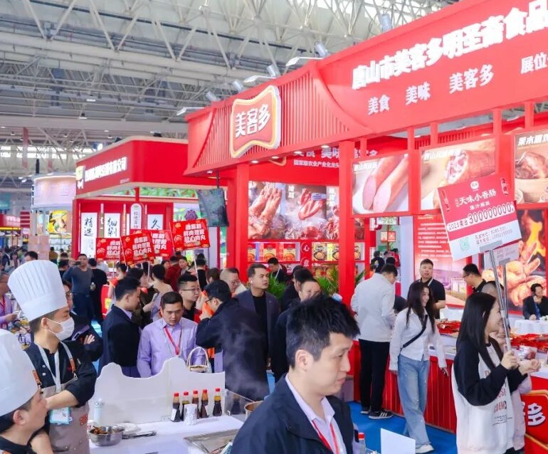 2027年良之隆武汉食材展CFTF参展商与海外采购商展台洽谈现场