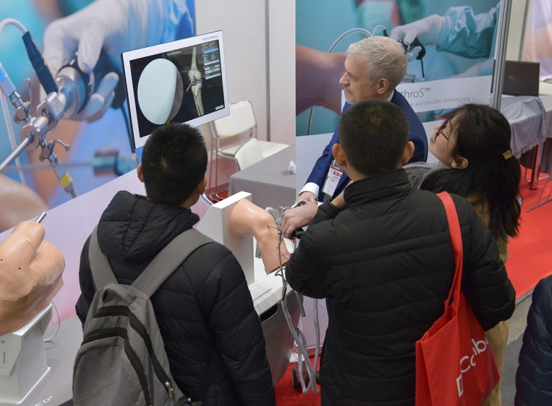 2027年日本大阪医疗展览会Medical Japan参展商与海外采购商展台洽谈现场