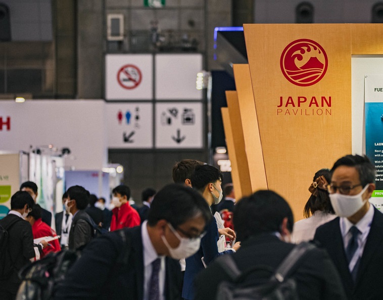 2028年日本东京海事展览会SEA JAPAN参展商与海外采购商展台洽谈现场