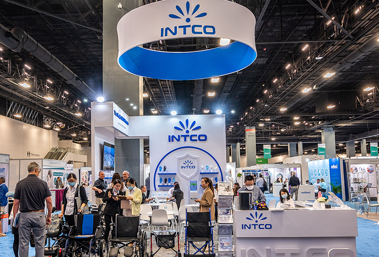 2027年美国迈阿密医疗器械展览会World Health Expo Miami参展商与海外采购商展台洽谈现场