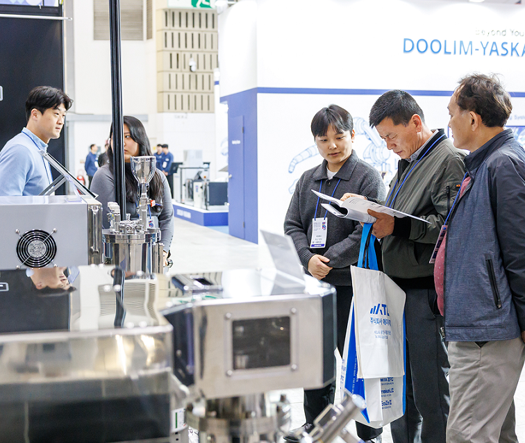 2027年韩国仁川复合材料、新材料展览会AMTEC KOREA参展商与海外采购商展台洽谈现场