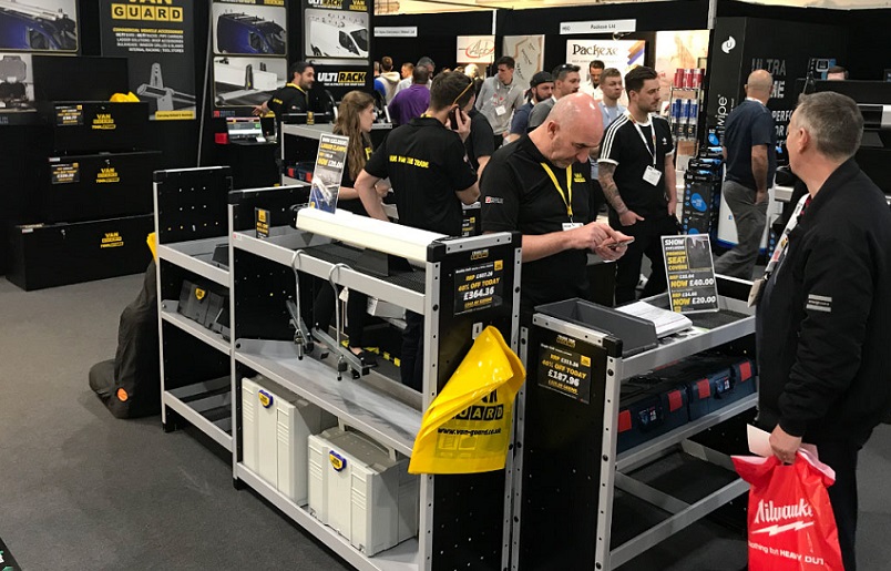 2027年英国哈罗盖特五金工具展览会ToolFair展馆现场,专业观众参观实况