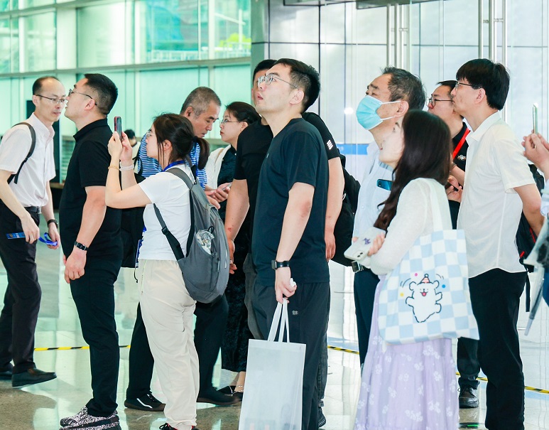 2027年中国(上海)国际高性能复合材料展览会CSCME展馆现场,专业观众参观实况